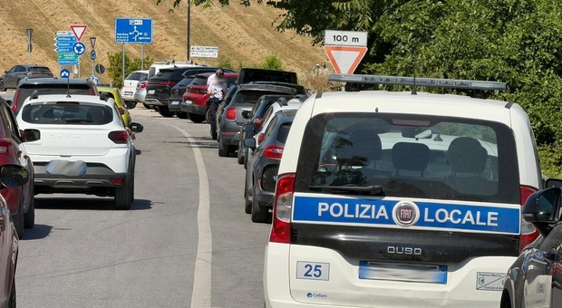 Portonovo e l&rsquo;anticipo d&rsquo;estate con l&rsquo;assedio alla baia: caos traffico e oltre 100 multe