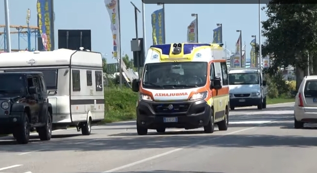 Auto fa un'inversione di marcia e si scontra con una moto sulla Jesolana: ferito il centauro di 65 anni. Traffico in tilt