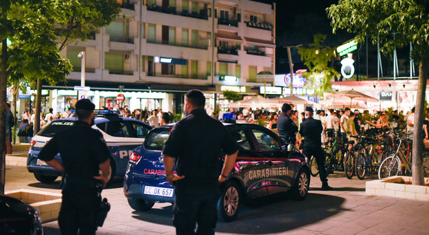 Jesolo, rissa tra maranza davanti ai turisti: pugni e spinte sul pontile di fronte alla spiaggia di piazza Brescia