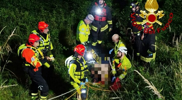 Centauro perde il controllo della moto e finisce nel Bacchiglione, salvataggio in notturna: il 53enne affidato al 118