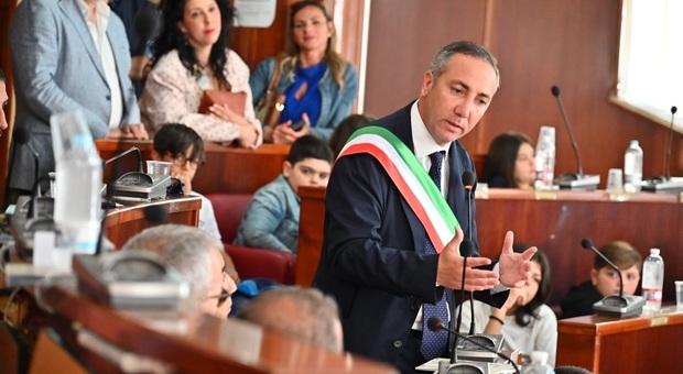 Minacce social al sindaco Sabino, il sostegno unanime del Consiglio comunale di Quarto