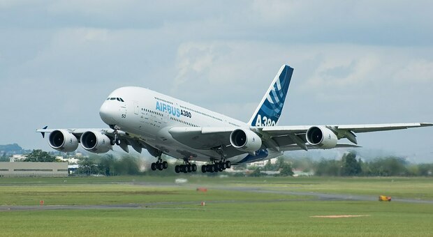 https://statics.cedscdn.it/photos/MED/2026/06/01/9567547_01182129_airbus_a380.jpg