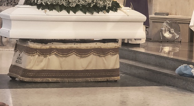 I

Orta Nova: commozione per l'ultimo saluto al giovane Andrea. Il 17 enne morto in un tragico incidente stradale
