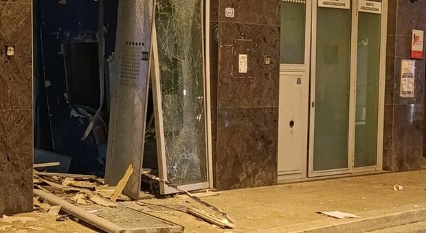 Due bombe nel bancomat ma il colpo non riesce: banditi via a mani vuote