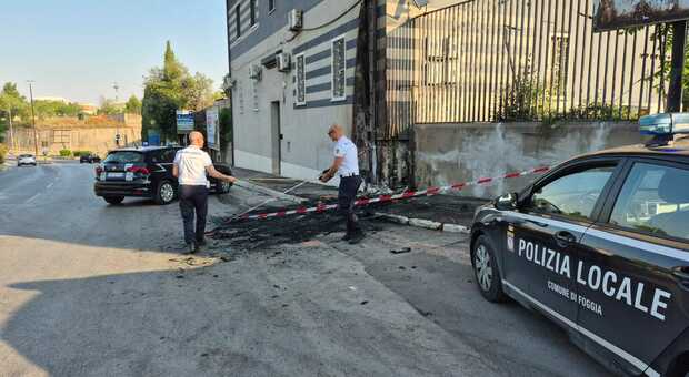 Auto si schianta contro una palazzina e prende fuoco: feriti quattro ragazzi