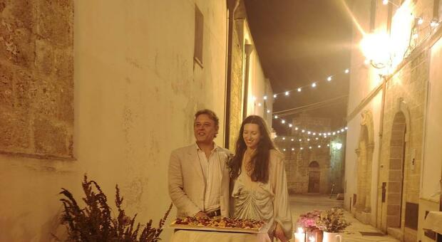 Salento, coppia di sposi scelgono il paesino per il matrimonio: se ne erano innamorati in vacanza. Festa in piazza