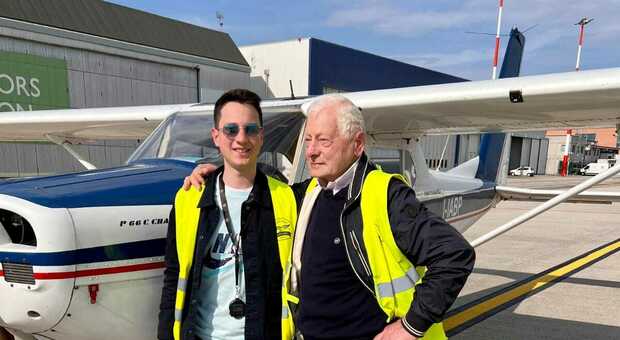 Alberto Zampieri pilota a 21 anni: &laquo;Il primo passeggero? Mio nonno. Che emozione portarlo in volo con me&raquo;