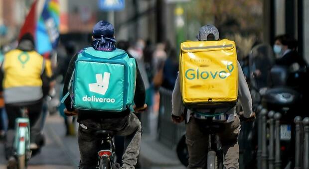 Rider aggredito mentre effettuava una consegna: calci e pugni da un gruppo di minorenni