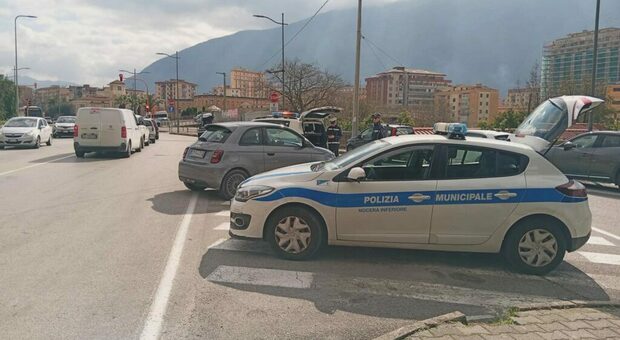 Bambina resta intrappolata in auto, salvata dagli agenti della municipale