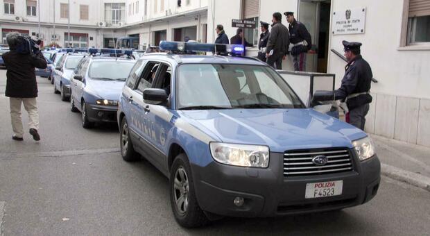 Auto rubate, clonate e riciclate: blitz all'alba, sei misure cautelari e 18 indagati