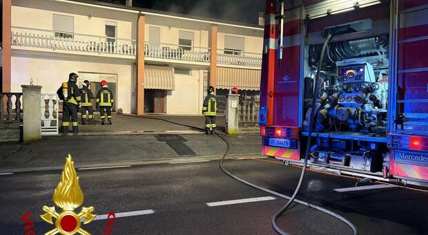 Incendio nel magazzino di un negozio: tre intossicati. Due persone si rifugiano sul terrazzo, salvate dai pompieri