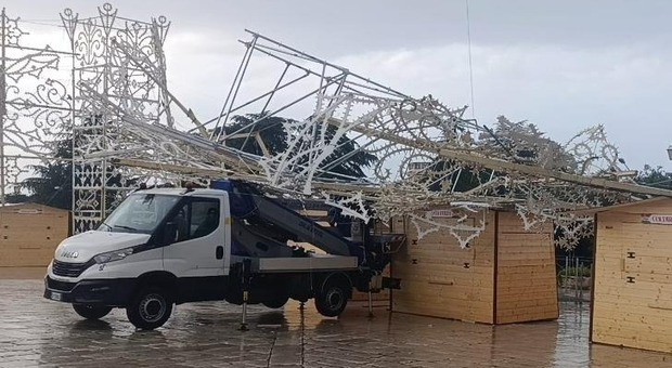 Maltempo, un improvviso nubifragio abbatte le luminarie della festa patronale
