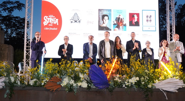 Premio Strega 2026, svelati i finalisti a Benevento: guida la sestina Michele Mari con &ldquo;I convitati di pietra&rdquo;