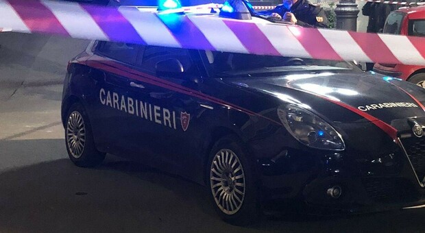 Agguato per strada: 30enne gambizzato a colpi di pistola vicino casa