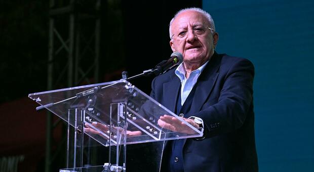 Salerno, stop ai fuochi d'artificio illegali. De Luca: &laquo;&Egrave; cafoneria e delinquenza&raquo;