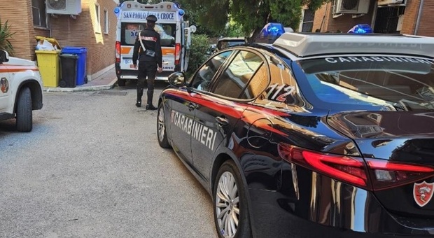 Trovata senza vita in casa in una pozza di sangue: l'allarme lanciato dal figlio. Si indaga per omicidio colposo