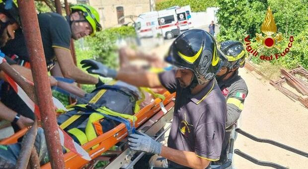 Corridonia, operaio colto da malore nel cantiere edile al terzo piano di una palazzina in ristrutturazione. Scatta il soccorso con un'autoscala