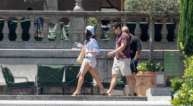 https://statics.cedscdn.it/photos/MED/2026/06/04/9573432_05155616_2026_06_04t155645z_712991404_rc2e2la15kai_rtrmadp_3_people_dua_lipa_callum_turner.jpg