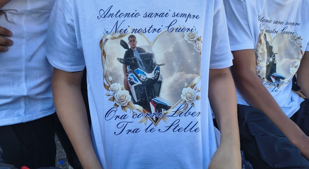 Rombo di moto e palloncini per l'ultimo saluto al piccolo Antonio: è morto a 14 anni in un incidente con lo scooter