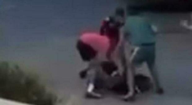 Pestaggio davanti alla stazione di Porto San Giorgio, parla la vittima: &laquo;Ho trauma cranico, &egrave; stato orribile. Ora non sar&agrave; semplice dimenticare&raquo;