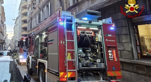 Incendio in un appartamento, un'auto si scontra con l'autobotte dei vigili del fuoco che stavano andando a spegnere le fiamme