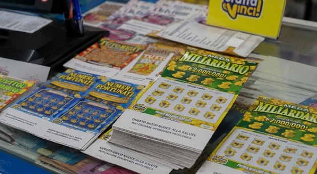 Clandestino vince 500mila euro al Gratta e Vinci ma non ha la cittadinanza per ritirarli, i giudici gli danno ragione e la concedono Clandestino vince 500mila euro al Gratta e Vinci ma non ha la cittadinanza per ritirarli, i giudici gli danno ragione e la concedono
