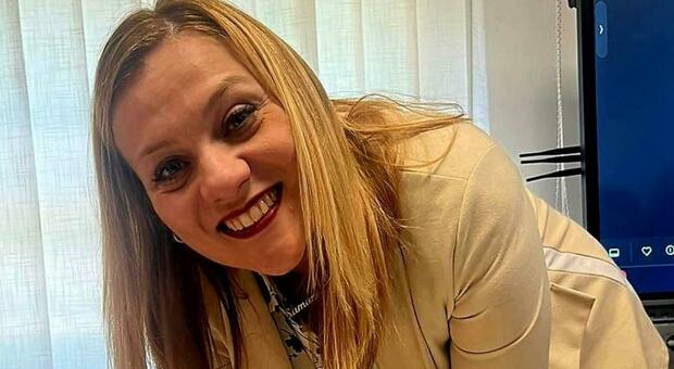Insegnante di sostegno assiste l'alunno durante un intervento chirurgico