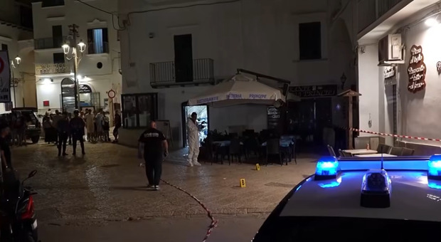 Sparatoria in centro, ferito un pregiudicato. Paura tra i turisti, il sindaco: «Serve la presenza dello Stato»