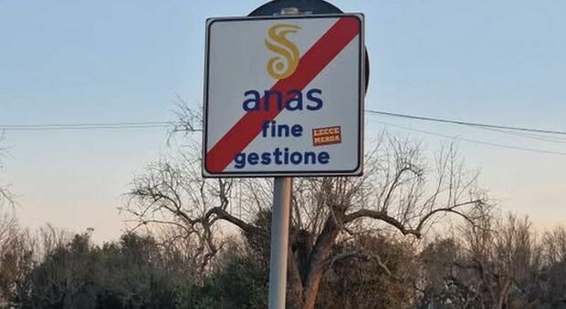Si ferma alla rotatoria per attaccare un adesivo con insulti calcistici, ma non aveva visto la pattuglia in borghese: scatta la multa