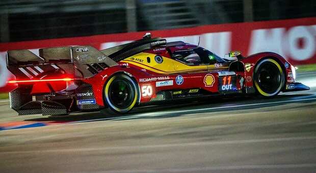 La Ferrari 499P impegnata sul circuito di Le Mans