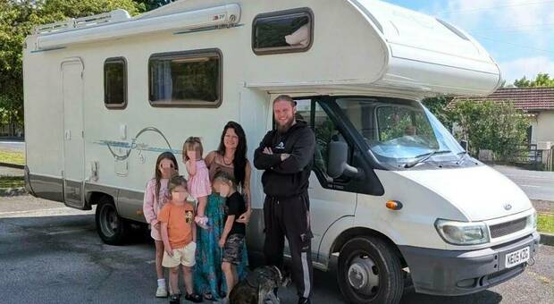 «Ho lasciato tutto per vivere in camper, ora con i miei cinque figli giro l'Europa: niente scuola, insegno io a loro», la storia di Amy «Ho lasciato tutto per vivere in camper, ora con i miei cinque figli giro l'Europa: niente scuola, insegno io a loro», la storia di Amy