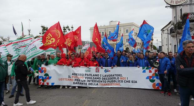 Ex Ilva, Urso convoca i sindacati a Roma: vertice al Mimit il 15 giugno. Il ministro: «Acciaio green, una sfida titanica»