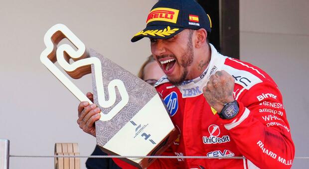 Hamilton festeggia dopo la vittoria a Barcellona