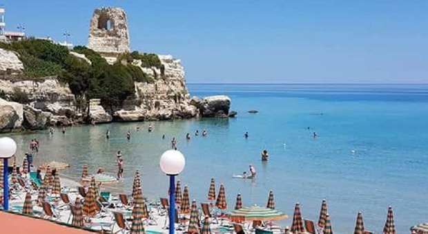 Fratellini trascinati dalla corrente a Torre dell'Orso, salvati dai bagnini: 13enne in Rianimazione