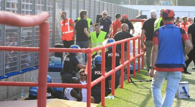 Violenza dopo la sconfitta del Taranto col Gladiator: c'è un primo arresto. «Ha ferito un vice questore»