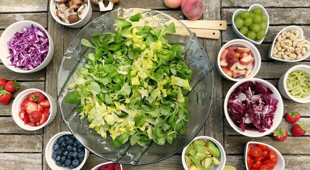immagine «Niente acqua ghiacciata e tanta frutta di stagione»: la dieta consigliata dagli esperti contro il caldo e la stanchezza