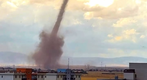 La tromba d'aria minaccia la città, video virale sui social