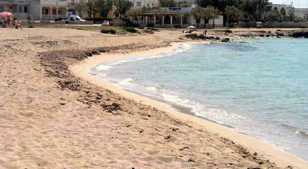 Tragedia in spiaggia nel Salento: anziano si accascia e muore