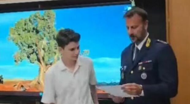 Bari esame terza media lotta mafia: Polizia fa sorpresa a Renato. Video