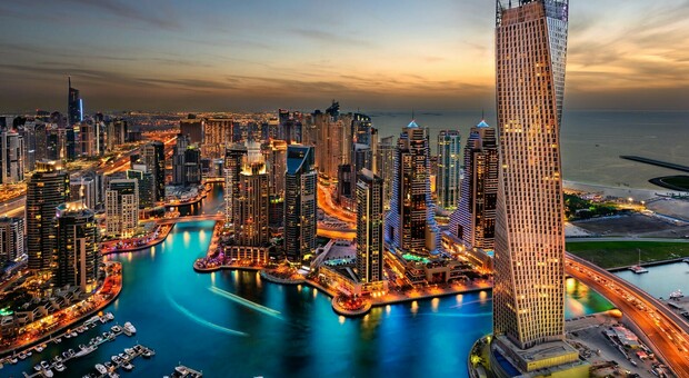 https://statics.cedscdn.it/photos/MED/2026/06/18/9600120_18111606_dubai_marina_hd.jpg
