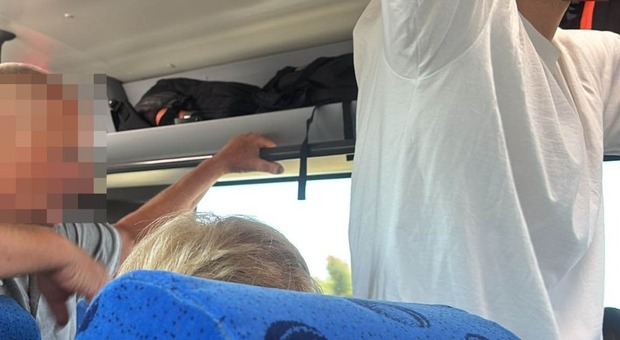 Salento, bus per Leuca: i passeggeri denunciano disagi. «Stipati in 30 e senz'aria condizionata»