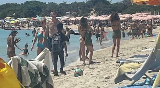 Bimbo in spiaggia per vendere gioielli, sindacati e istituzioni: «Più controlli»