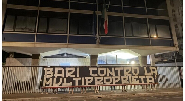 Bari calcio, due striscioni di protesta a Roma: «No alla multiproprietà»