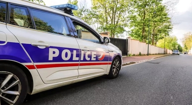 https://statics.cedscdn.it/photos/MED/2026/06/22/9607791_22162326_polizia_francese_1.jpg