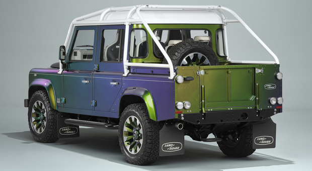 https://statics.cedscdn.it/photos/MED/2026/06/24/9612012_24173956_260409_defender_classic_rear_3_4.jpg