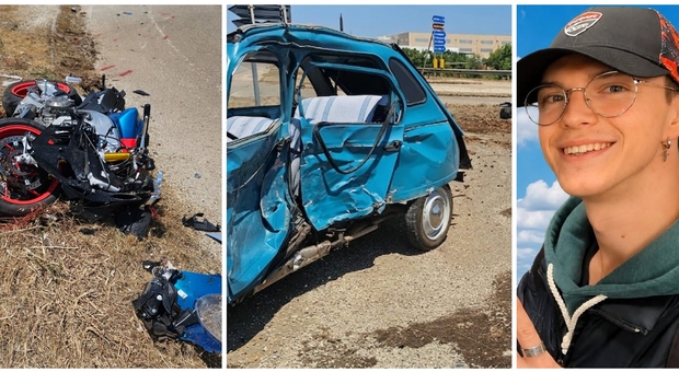 Morto il ragazzo di 23 anni coinvolto nell'incidente: la sua moto contro un'auto