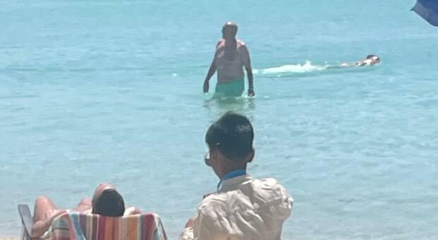 L?esercito dei bambini ambulanti e invisibili in spiaggia: «Loro vendono di più». Il reportage