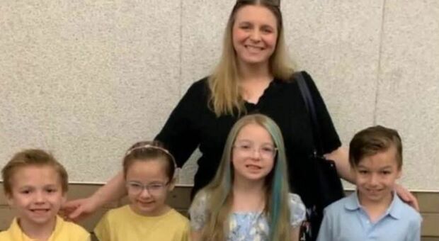 Sarah Myers e i quattro figli (foto Facebook)