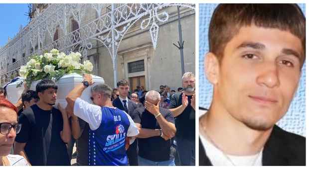 L'addio a Lorenzo con i palloncini e il rombo delle moto. La madre: «Non siamo arrabbiati con te»