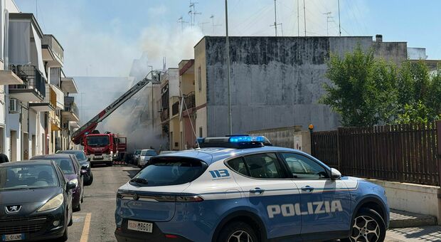 Fuoco in un appartamento, paura in strada: volano oggetti dal terrazzo